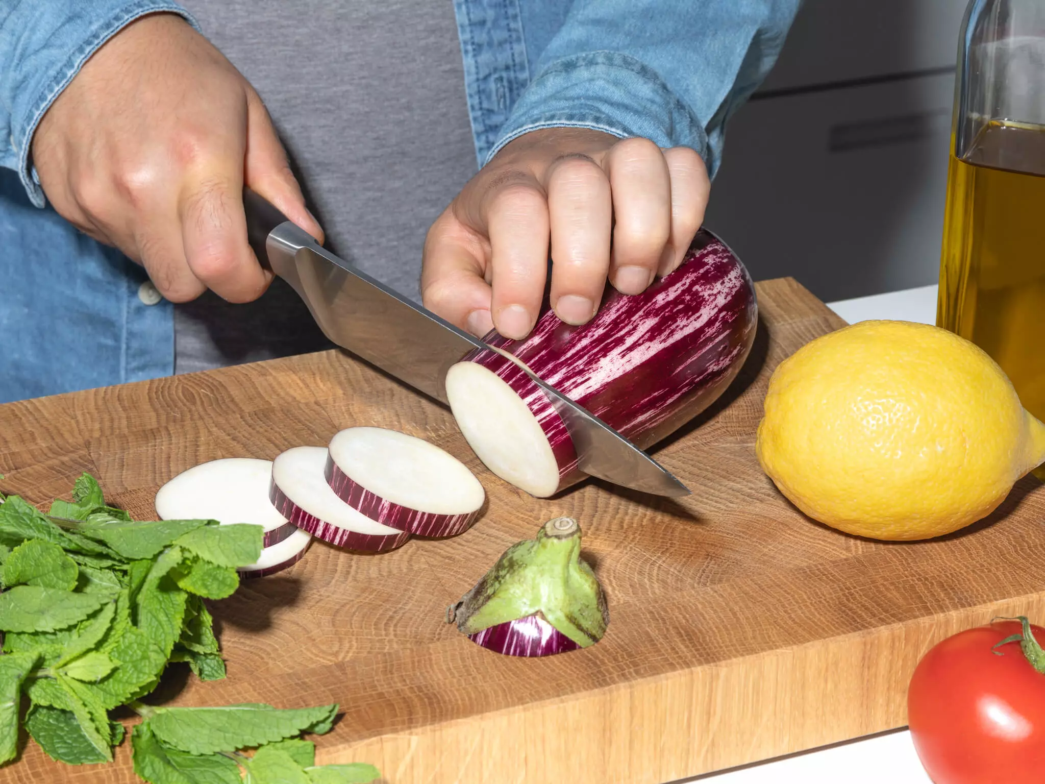 Aubergine die geschnitten wird.