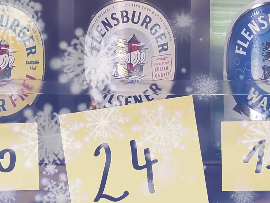 4 Flensburger Bierflaschen mit Zetteln versehen, auf denen Nummern stehen; ein Schneeflockenfilter in Weiß davor.