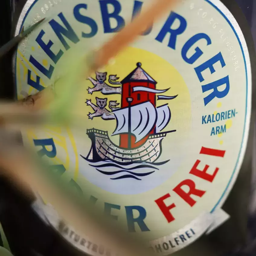 Nahaufnahme vom Bauchetikett des Radler Frei im Schilf.