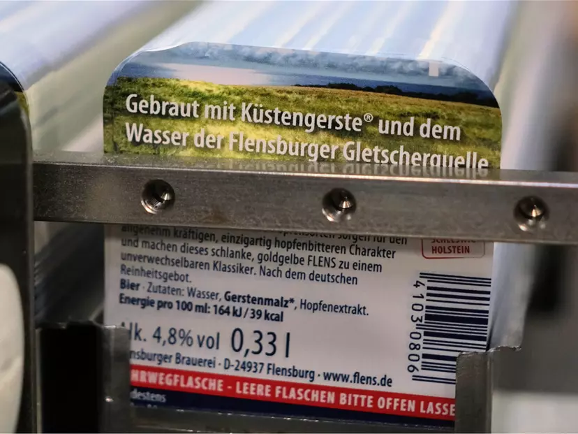 Rückenetikett vom Flensburger Pilsener, ehe es auf die Flaschen angebracht wird.