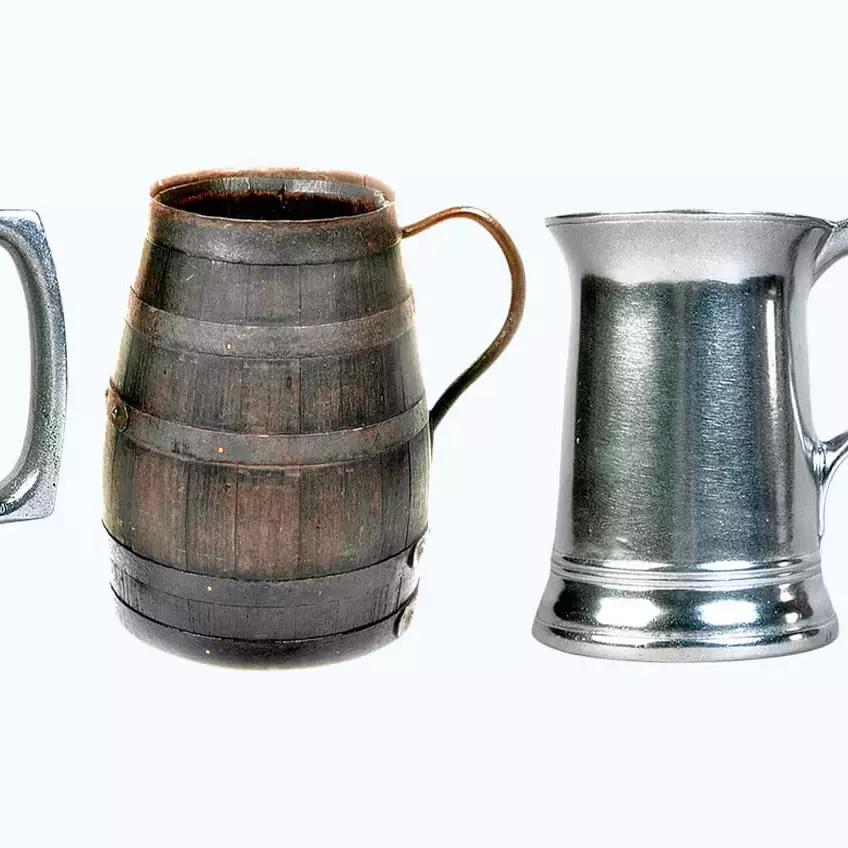 Drei historische Biergefäße aus Holz und Zinn.