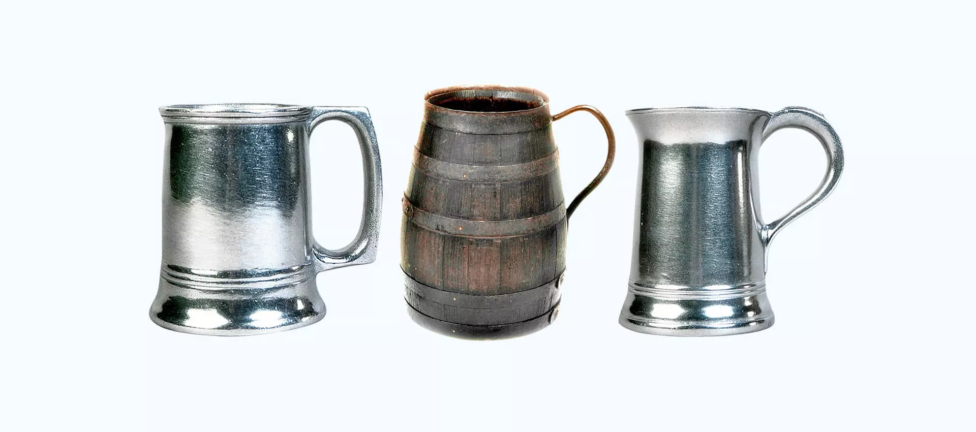 Drei historische Biergefäße aus Holz und Zinn.