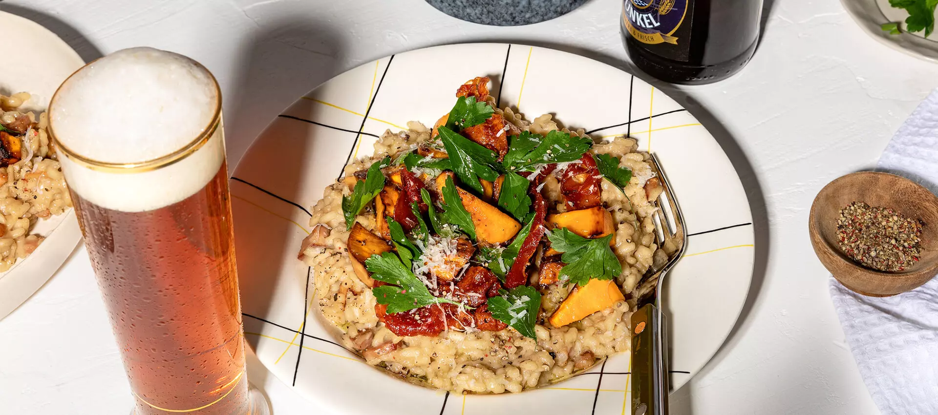 Bierrisotto mit Süßkartoffeln und einem FLENS auf einem Tisch.