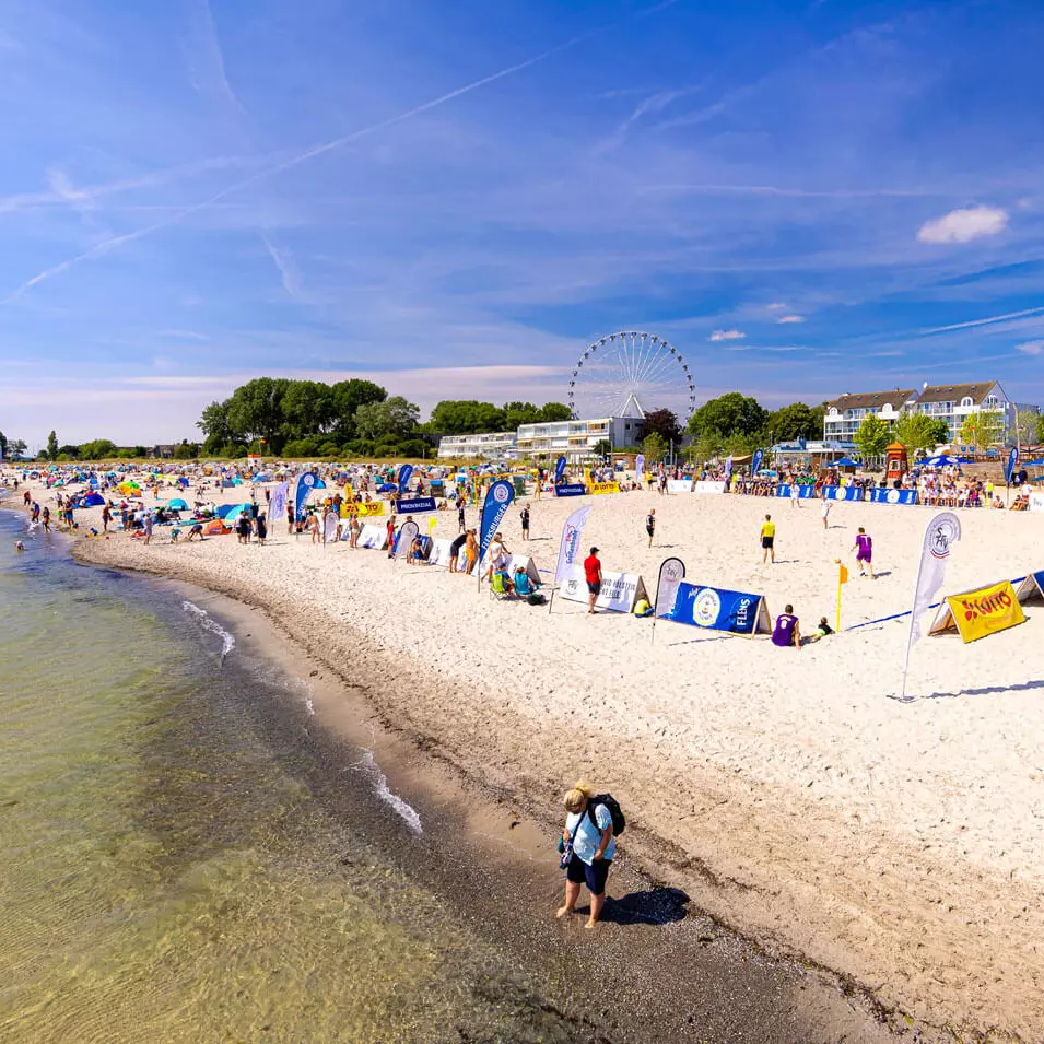 Überblick über das Spielfeld vom FLENS Beach Trophy Turnier am Strand.