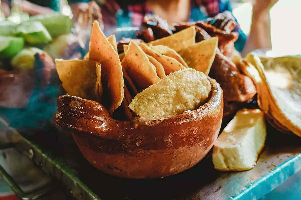 Eine braune Schale mit Nacho-Chips.